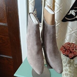 VINCE SZ 9  Elegant Suede Boot